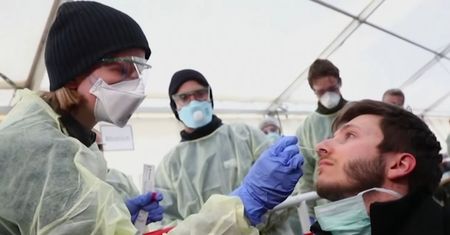 Badanie na COVID-19 albo kwarantanna. Kontrowersyjne działania na Słowacji
