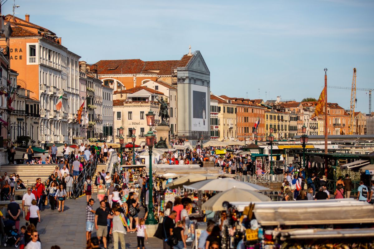Tłumy turystów we włoskich miastach już nikogo nie dziwią