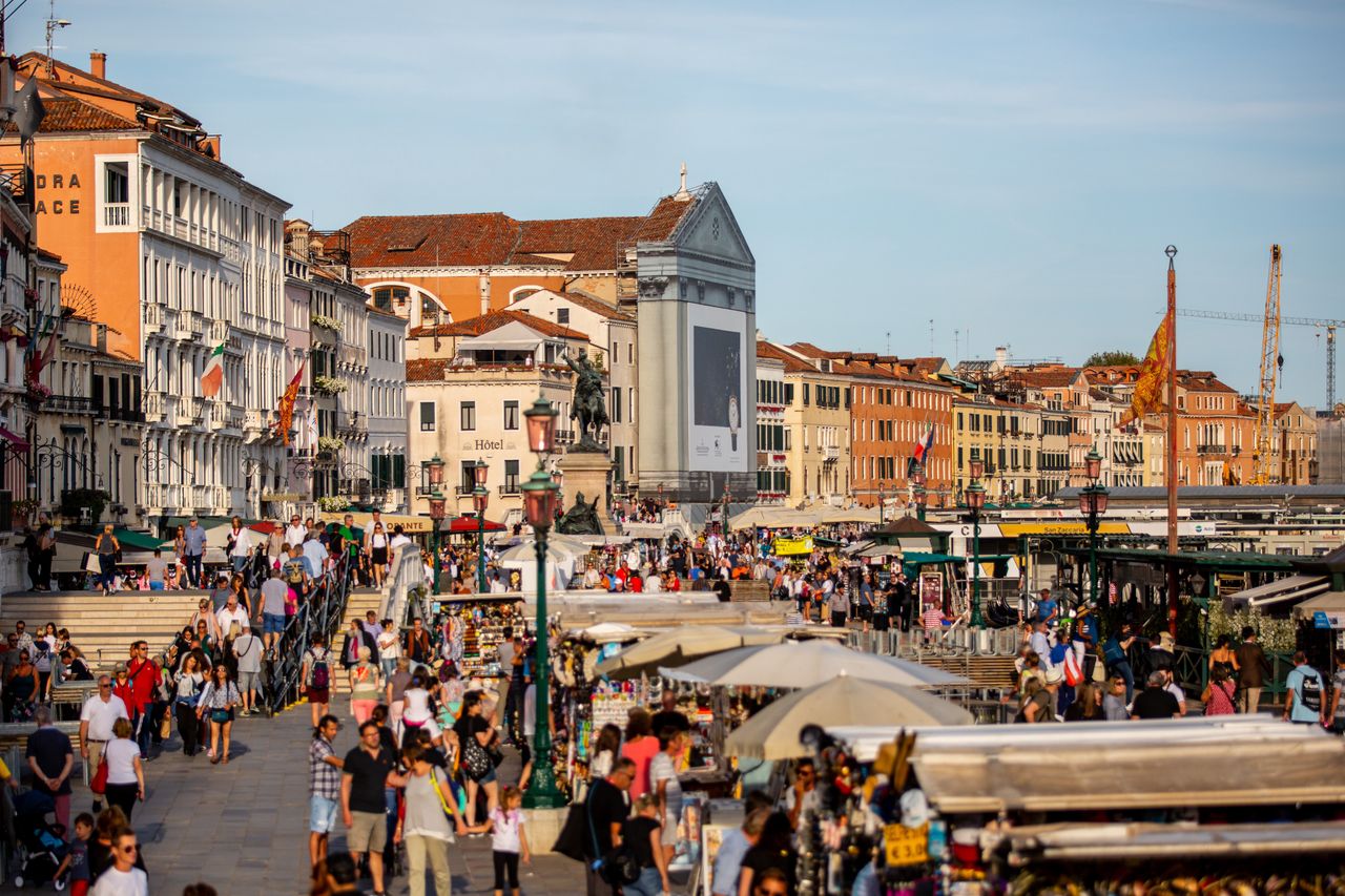Crowds of tourists in Italian cities no longer surprise anyone