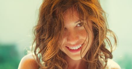 Beach waves. Jak zrobić modną i wakacyjną fryzurę? Poznaj sposób na plażowe fale