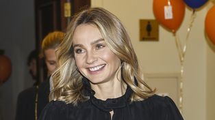 Wskoczyła w marynarkę. Postawiła na najgorętszy wzór jesieni