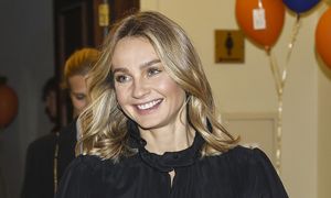 Wskoczyła w marynarkę. Postawiła na najgorętszy wzór jesieni