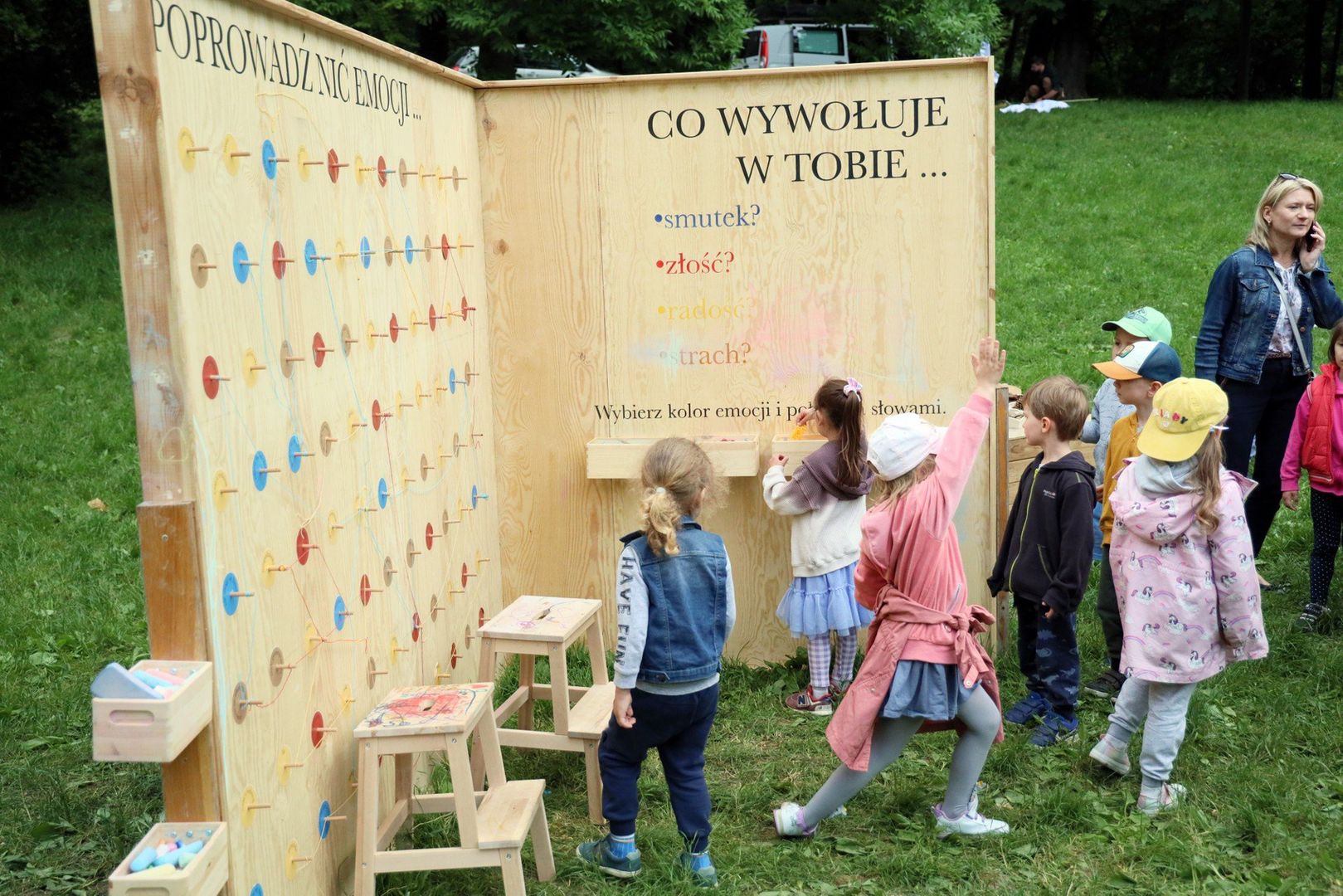 Od 31 maja do 2 czerwca Ogród Saski w Lublinie zamieni się w literacką krainę pełną magii, inspiracji i zabawy. Festiwal Literatury i Rozwoju Dzieci ALFABET zaprasza dzieci, rodziców i wszystkich miłośników książek na trzy dni pełne atrakcji.Tegoroczna edycja skupia się na literze C – jak Ciekawość, Carroll i Collodi. W programie znajdą się spotkania z autorami, warsztaty, wystawy oraz instalacje artystyczne inspirowane klasyką literatury dziecięcej.Najważniejsze atrakcje:Korowód BajkiSpotkania z autoramiWarsztaty i zajęciaKoncerty dziecięceInstalacje literackieStrefy tematyczneWięcej informacji oraz pełny program dostępne są na stronie: https://teatrnn.pl/alfabet/program-2025/