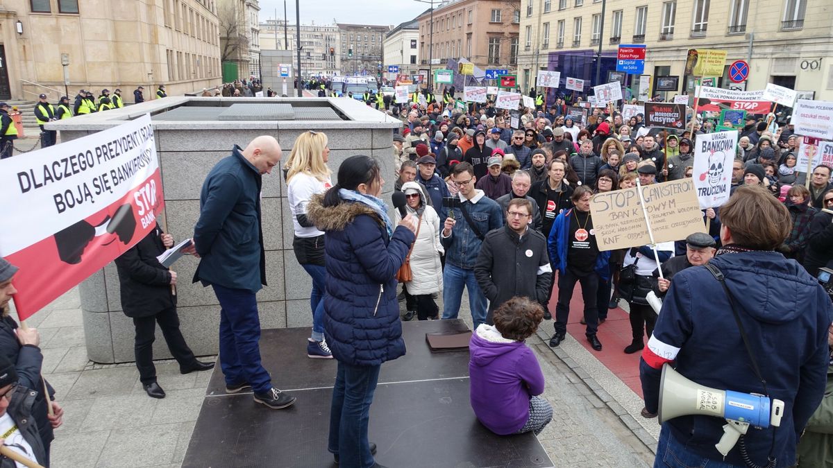 Kilka lat temu na ulicach Warszawy organizowano uliczne manifestacje m.in. przeciwko umowom tzw. frankowych kredytów.