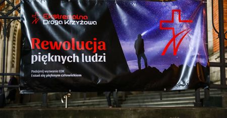 Ekstremalna Droga Krzyżowa w Sierakowicach. Tłumy bez maseczek i dystansu