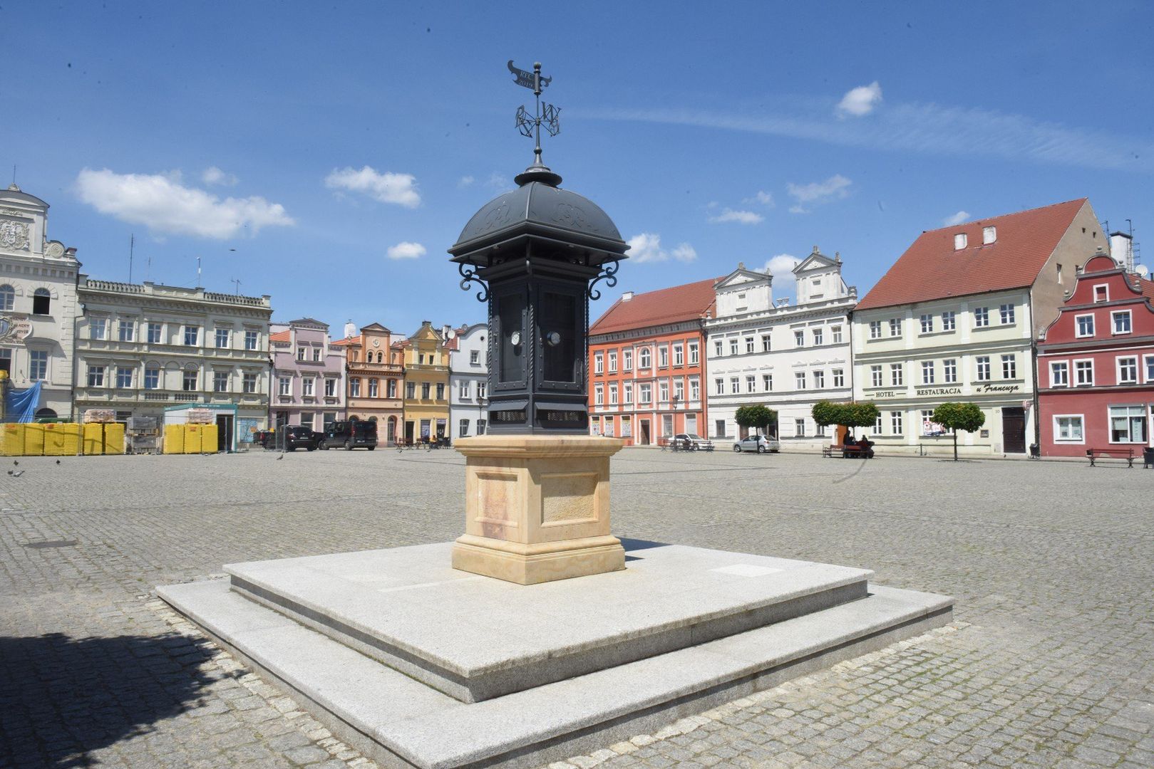 1. Szprotawa – spadek liczby mieszkańców o 11,51 proc.- liczba mieszkańców w 2024 roku: 10 363- liczba mieszkańców w 2019 roku: 11 711- różnica: -1 3482. Łęknica – spadek liczby mieszkańców o 10,74 proc.- liczba mieszkańców w 2024 roku: 2 195- liczba mieszkańców w 2019 roku: 2 459- różnica: -2643. Gozdnica - spadek liczby mieszkańców o 10,63 proc.- liczba mieszkańców w 2024 roku: 2 681- liczba mieszkańców w 2019 roku: 3 000- różnica: -3194. Bytom Odrzański - spadek liczby mieszkańców o 10,17 proc.- liczba mieszkańców w 2024 roku: 3 870- liczba mieszkańców w 2019 roku: 4 308- różnica: -4385. Żagań - spadek liczby mieszkańców o 9,86 proc.- liczba mieszkańców w 2024 roku: 23 136- liczba mieszkańców w 2019 roku: 25 668- różnica: -2 532