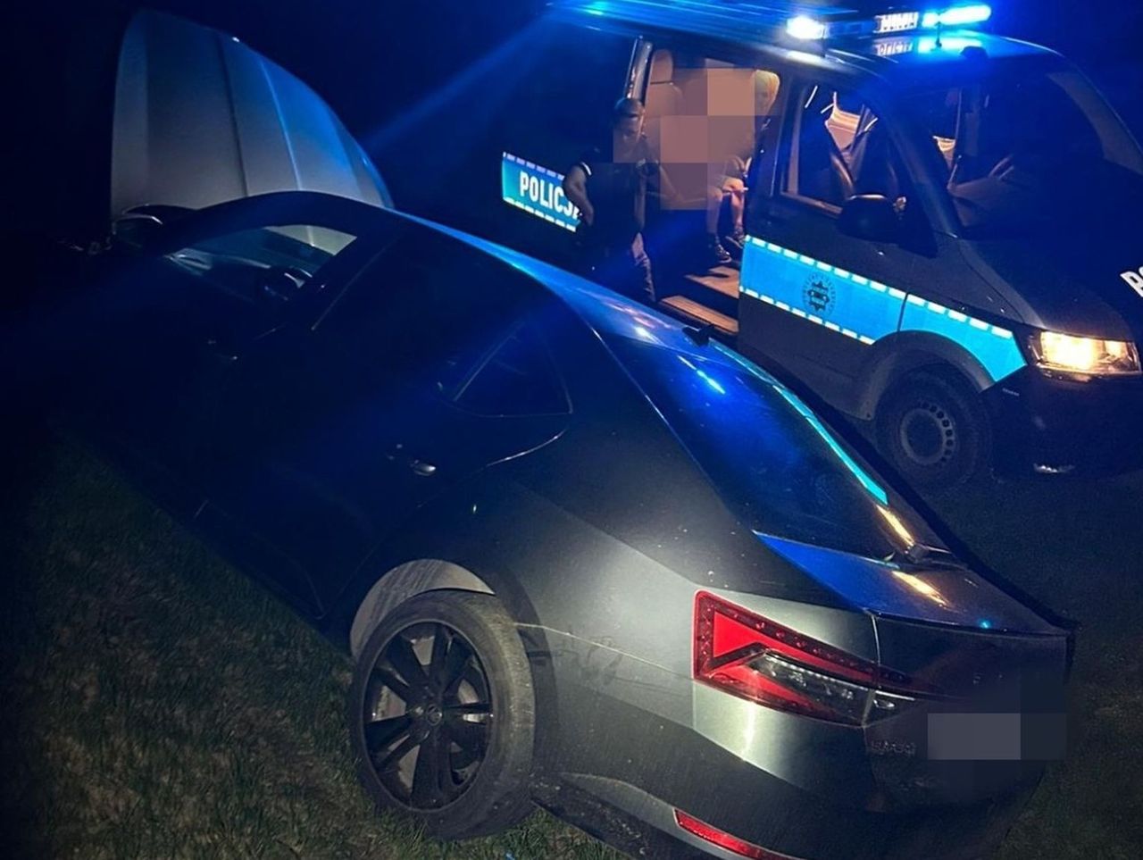 Działoszyn: Pijana 39-latka wjechała autem na skarpę i utknęła. W samochodzie przewoziła 5-letniego synka