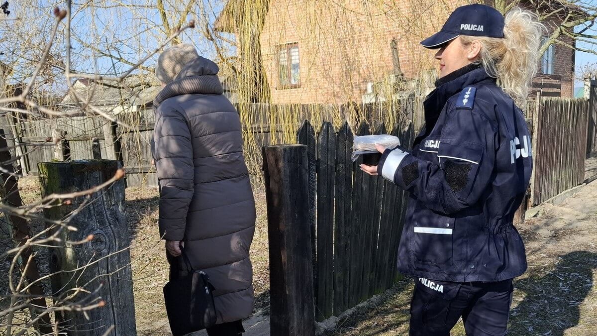 policjantka oraz pracownik Ośrodka Pomocy Społecznej w Milejowie