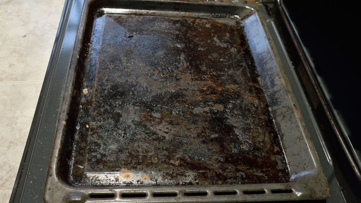 Jak wyczyścić przypaloną blaszkę