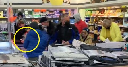 Szósta rano w poniedziałek. Nagranie z Lidla obrazuje nowe szaleństwo