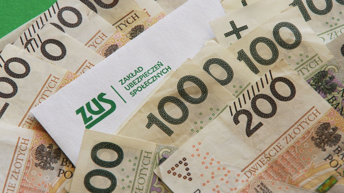 Stock Marek Bazak
Fot. Zofia i Marek Bazak/East News, N/z banknoty o nominalach 100 i 200 zl oraz koperta ZUS.
ZOFIA BAZAK