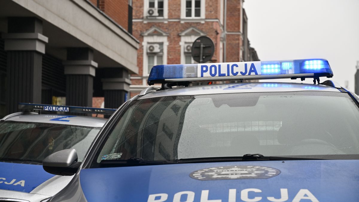 Policja przed siedzibą szkoły przy u. Mińskiej w Warszawie