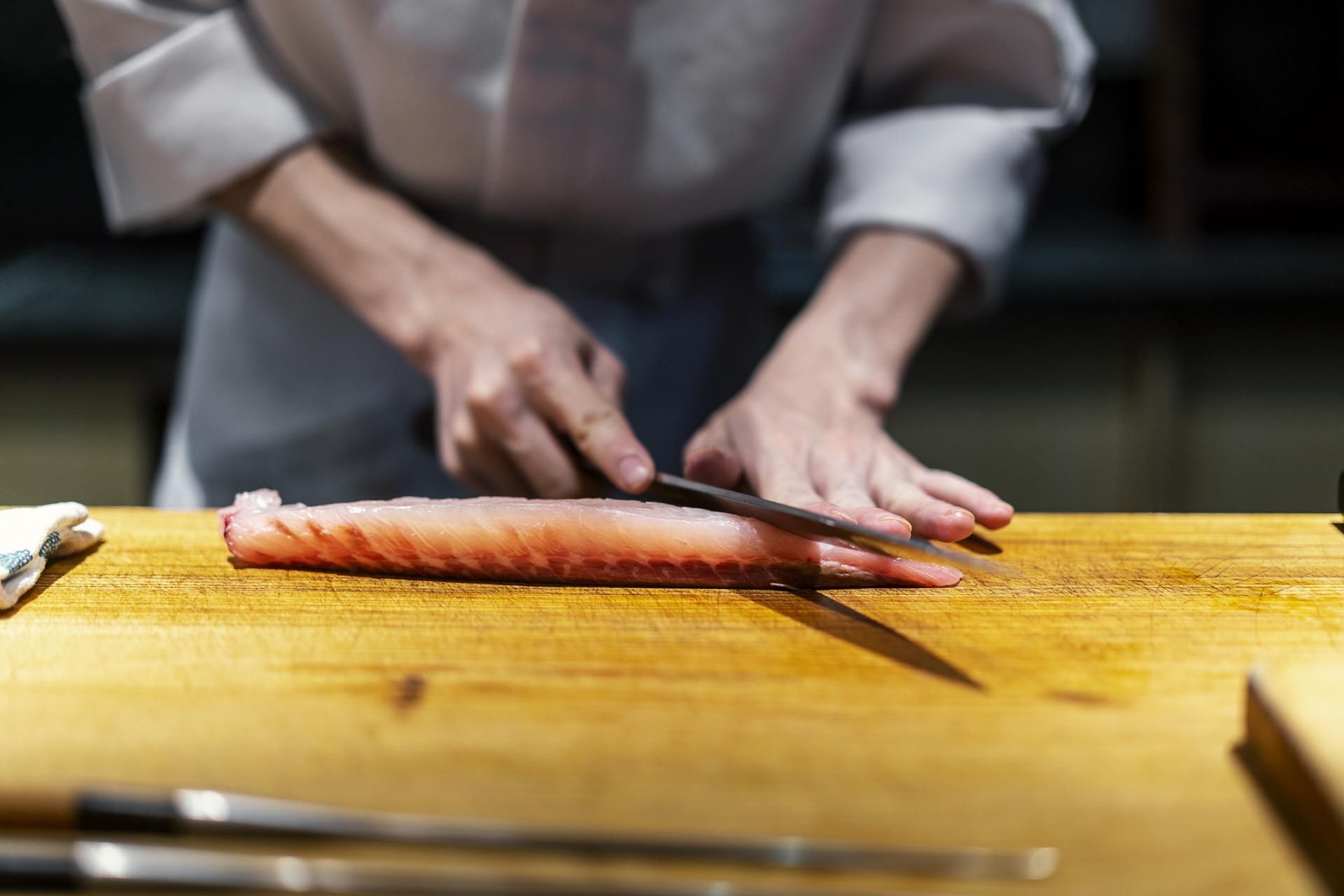 Drewniane deski to najgorszy wybór do krojenia ryb