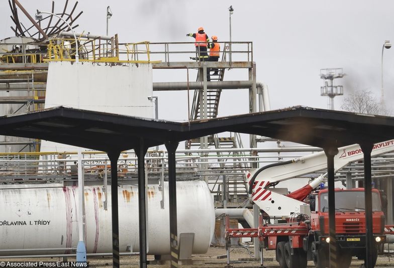 Służby ratownicze na miejscu wypadku w zakładach chemicznych w czeskich Kralupach.