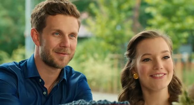 Sanah i Antoni Królikowski witają sąsiadów w reklamie SmartDomu (wideo)