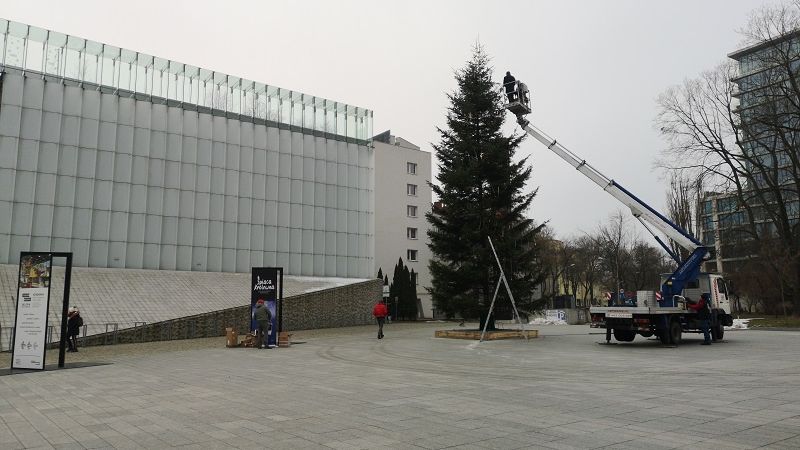 Ubieranie choinki na pl. Teatralnym przed CSK