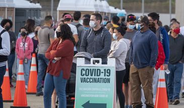 USA. Politycy kłócą się o paszporty szczepionkowe