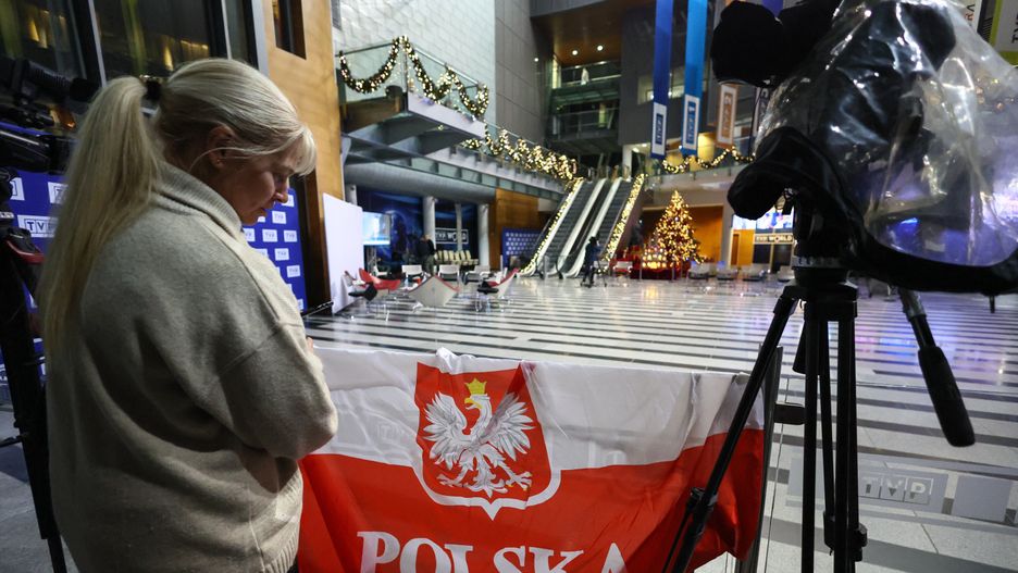 Warszawa, 20.12.2023. Uczestnicy protestu w budynku TVP przy ulicy Woronicza w Warszawie, 20 bm. Obecność protestujących oraz polityków PiS w siedzibie TVP ma związek z decyzją szefa MKiDN, który odwołał 19 grudnia br. dotychczasowych prezesów Zarządów Telewizji Polskiej, Polskiego Radia i Polskiej Agencji Prasowej i Rady Nadzorcze Spółek. (ad) PAP/Leszek Szymański