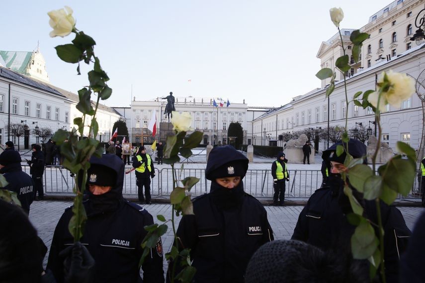 Krakowskie Przedmieście: przed Pałacem Prezydenckim pojawiły się barierki. Bezprawnie?