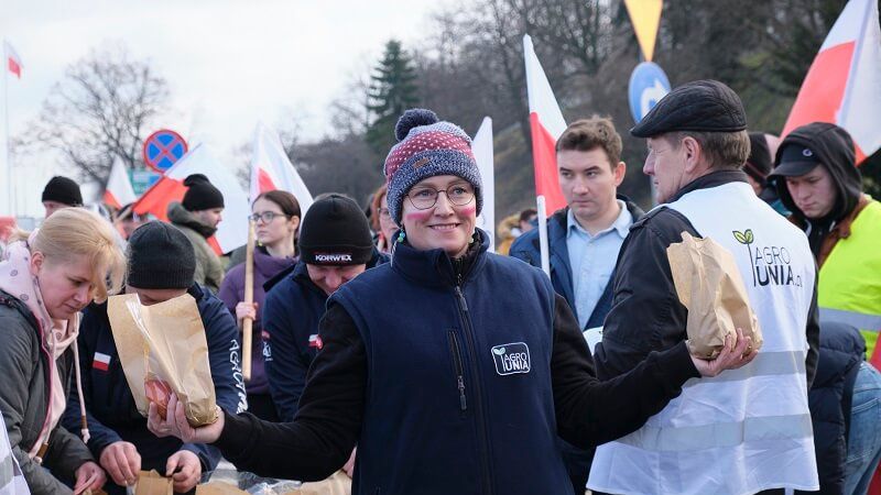 Rolnicy rozdawali przechodniom jabłka