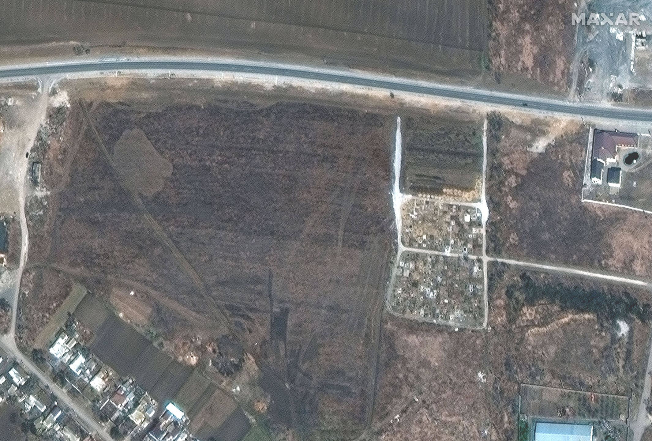 Satellite imagery of graves at cemetery in Manhushepa09900940 A handout satellite image made available by Maxar Technologies claims to show a mass grave site adjacent to an existing village cemetery on the northwestern edge of Manhush, some 20 kilometers west of Mariupol, Ukraine, 23 March 2022 (issued 21 April 2022). Maxar has reviewed satellite images from mid-March through mid-April, and indicate that the expansion of the new set of graves began between 23 to 26 March 2022 and continued to expand. The graves are aligned in four sections of linear rows (measuring approximately 85 meters per section) and contain more than 200 new graves, Maxar states.  EPA/MAXAR TECHNOLOGIES HANDOUT -- MANDATORY CREDIT: SATELLITE IMAGE 2022 MAXAR TECHNOLOGIES -- THE WATERMARK MAY NOT BE REMOVED/CROPPED -- HANDOUT EDITORIAL USE ONLY/NO SALES Dostawca: PAP/EPA.MAXAR TECHNOLOGIES HANDOUT