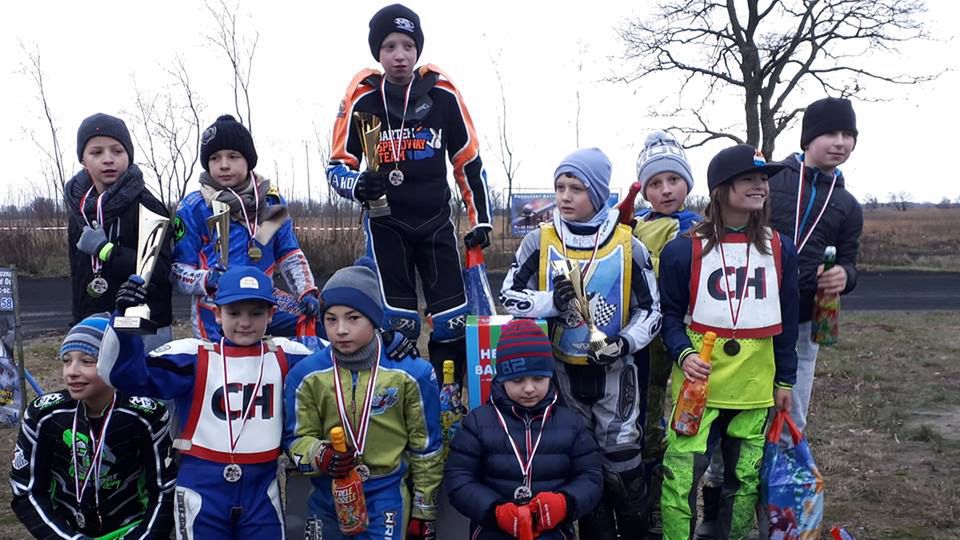 Zdjęcie okładkowe artykułu: Archiwum prywatne / Monika Krok / Podium IV Miniżużlowego Treningu Mikołajkowego w Kostrzynie w klasie 80-125cc