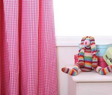 Modna dekoracja okna w pokoju dziecięcym: zasłony i girlandy