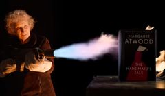 Margaret Atwood walczy z cenzurą. Ognioodporny egzemplarz "Opowieści podręcznej" wystawiony na aukcję (wideo)