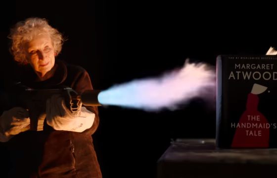 Margaret Atwood walczy z cenzurą. Ognioodporny egzemplarz "Opowieści podręcznej" wystawiony na aukcję (wideo)