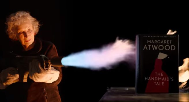 Margaret Atwood walczy z cenzurą. Ognioodporny egzemplarz "Opowieści podręcznej" wystawiony na aukcję (wideo)