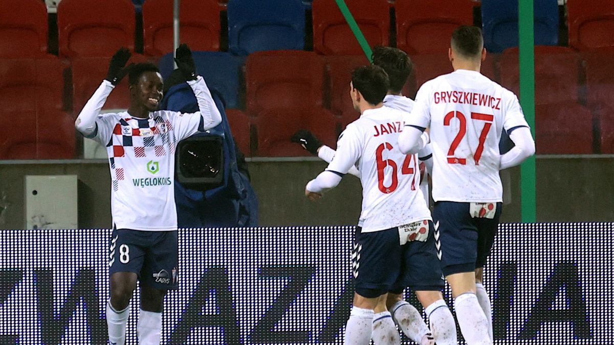 PAP / Andrzej Grygiel  / Na zdjęciu: piłkarze Górnika Zabrze cieszą się z gola Alasana Manneha