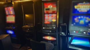 Nielegalne kasyna pod lupą policji! Automaty za 50 tysięcy złotych i zaskakujące odkrycie przy liczniku prądu