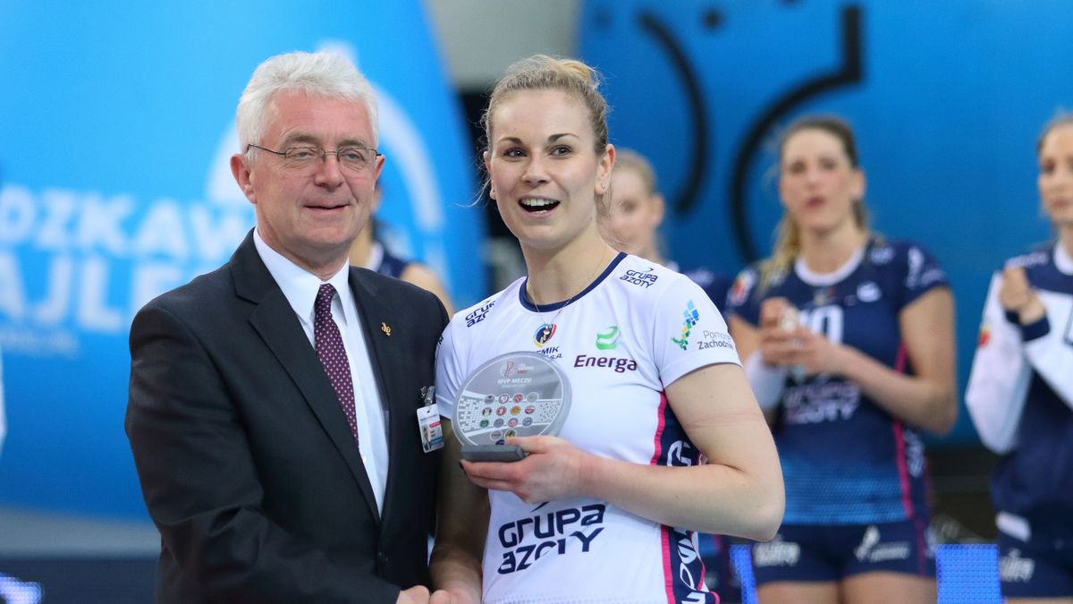WP SportoweFakty / Justyna Serafin / Na zdjęciu: Aleksandra Krzos z nagrodą MVP