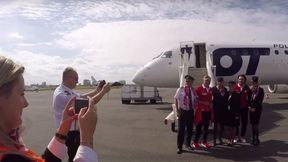 Euro 2016: Nawałka otoczony przez urocze stewardessy. Nowy film z polskiej kadry