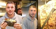 Lukas Podolski SPRZEDAJE KEBABY w Kolonii. Kolejka chętnych zablokowała ulicę! (ZDJĘCIA)