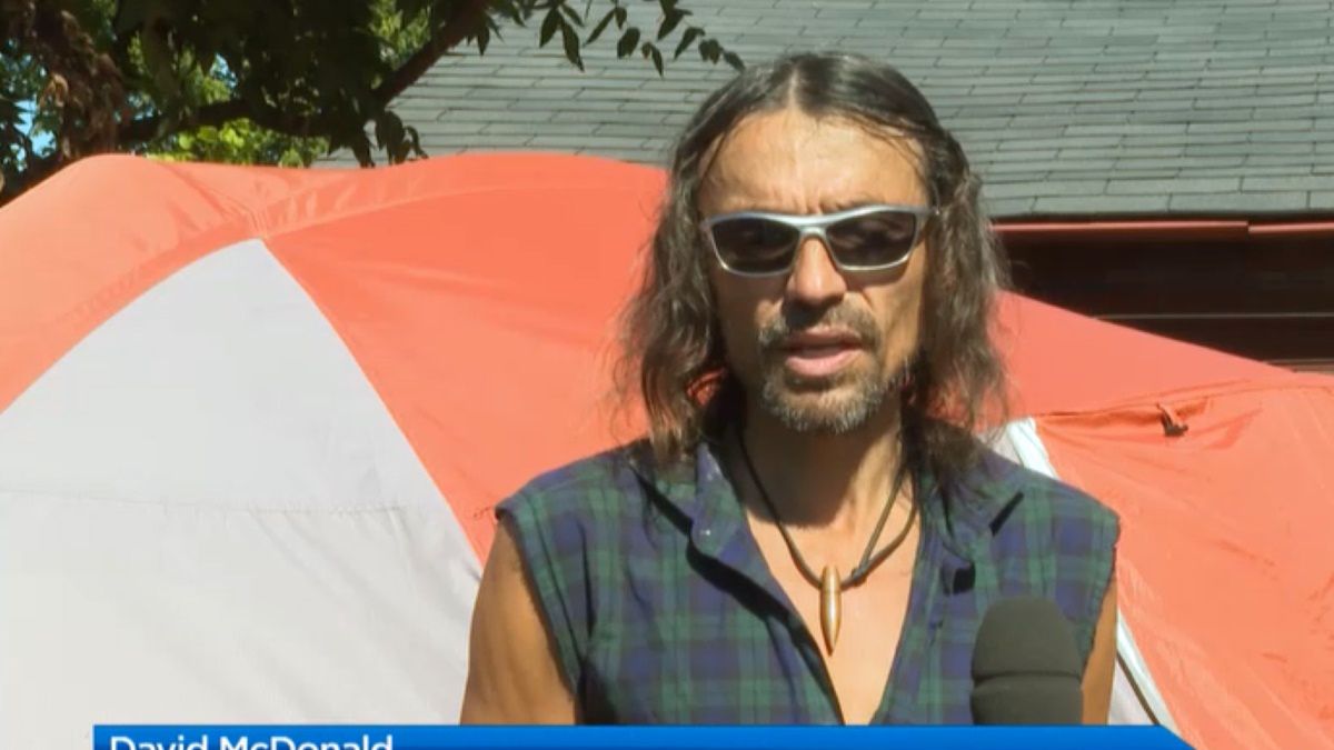 David McDonald poprosił Kim Cormier, aby popilnowała jego rzeczy. Nie spodziewał się, że to spotkanie odmieni życie ich obojga 