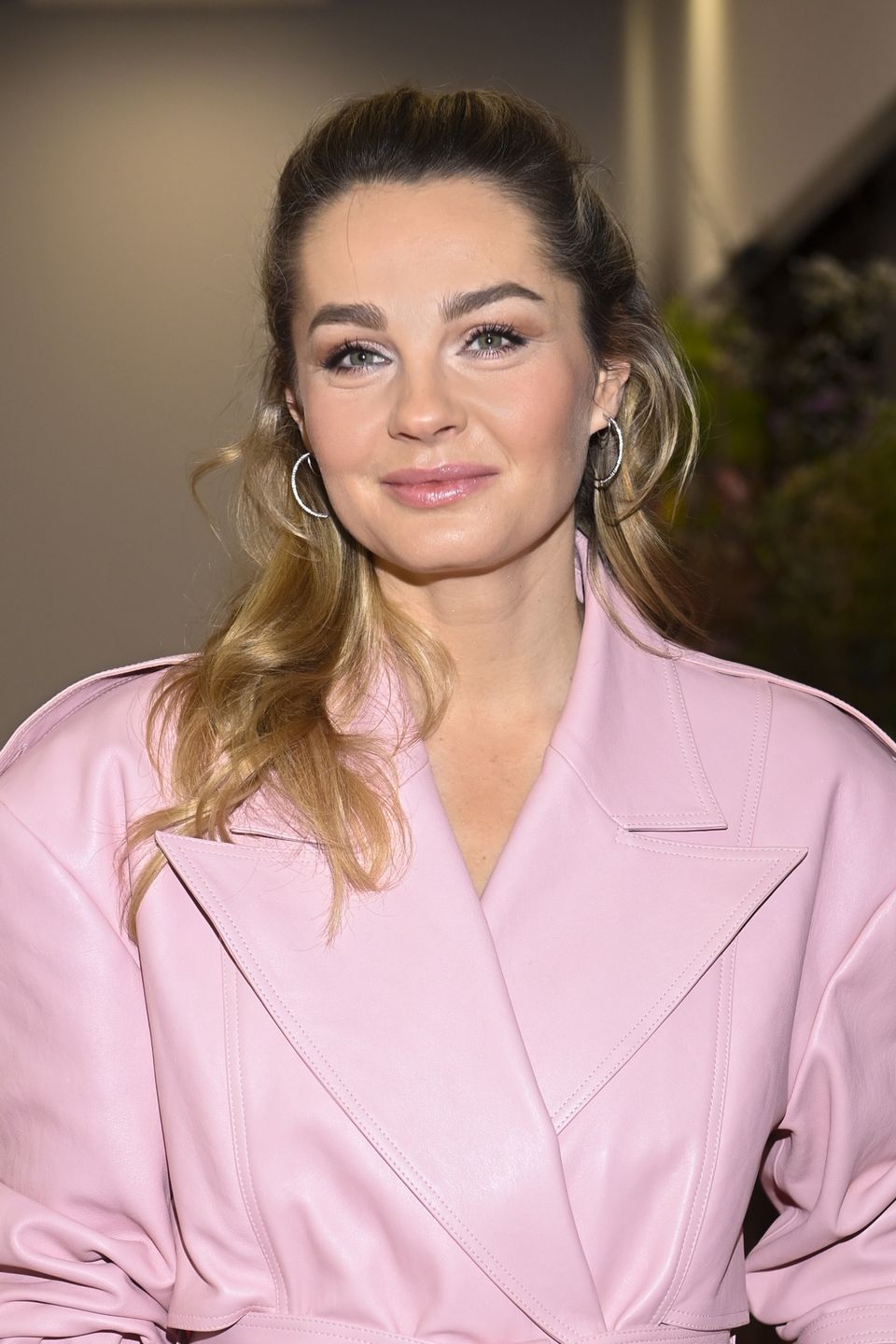 Małgorzata Socha w kobiecej kreacji w stylu retro