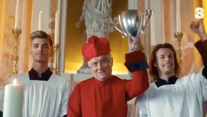 Kontrowersyjna reklama we włoskiej telewizji. Zawodnicy jako księża i ministranci (wideo)