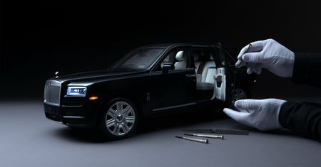 Rolls-Royce Cullinan w skali 1:8 wygląda jak prawdziwy i ma kokpit wykończony drewnem