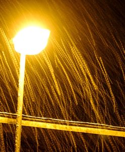 Ciemno, pada, a lampy nie świecą na skrzyżowaniu. Spór o umowę na prąd