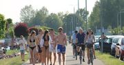 Pierwsza niedziela lata 2025 nad Jeziorem Tarnobrzeskim. Plaża i parkingi wypełnione