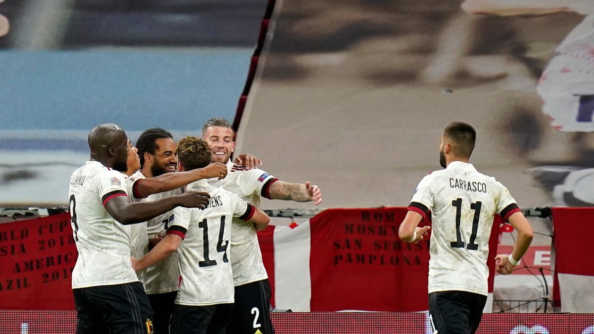 piłkarze Belgii cieszą się z bramki