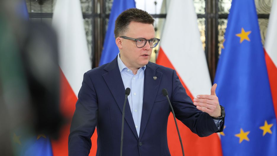 Warszawa, 27.11.2024. Marszałek Szymon Hołownia podczas konferencji prasowej w Sejmie w Warszawie, 27 bm. Sejm wznowił obrady. Zajmie się rządowymi projektami ustaw - ws. obniżenia składki zdrowotnej oraz zamrożenia cen energii. Posłowie będą też pracować nad projektem Lewicy zakładającym, że Wigilia będzie dniem wolnym od pracy. (jm) PAP/Rafał Guz