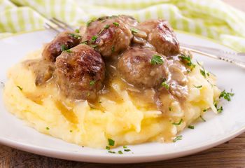 Te klopsiki w sosie pieczarkowym są delikatne i mięciutkie. Smakują lepiej niż szwedzkie