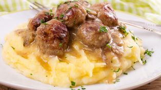 Te klopsiki w sosie pieczarkowym są delikatne i mięciutkie. Smakują lepiej niż szwedzkie