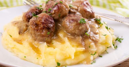 Te klopsiki w sosie pieczarkowym są delikatne i mięciutkie. Smakują lepiej niż szwedzkie