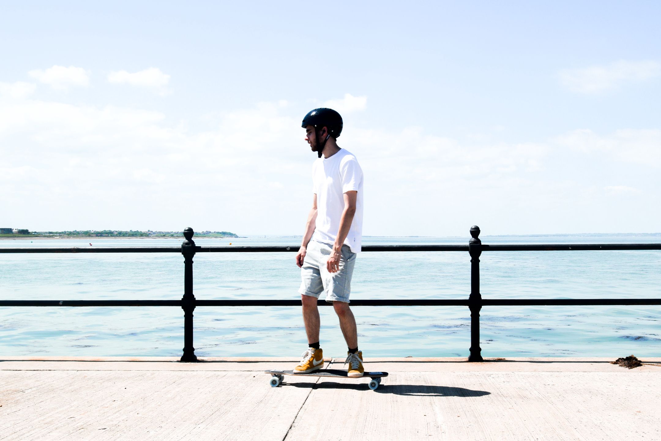 Longboard to popularny środek transportu osobistego w nadmorskich kurortach