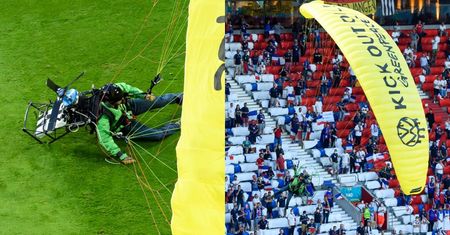 Euro 2020. Podczas meczu Francja - Niemcy na murawę upadł... SPADOCHRONIARZ!