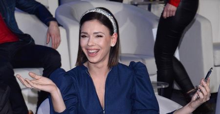 Klaudia Halejcio chwali się pierścionkiem i tortem. Deser wylądował na jej twarzy