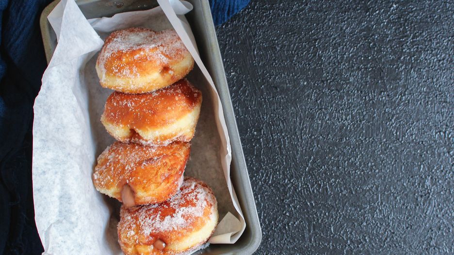Przepis na pączki Ani Starmach. "Puszyste, mięciutkie, nadziane pyszną, różaną konfiturą"